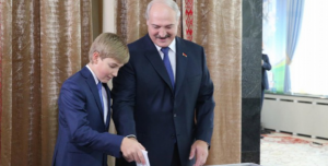 Александр Лукашенко на избирательном участке. Фото belta.by